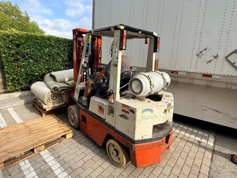 Lift for carpet removal jobs